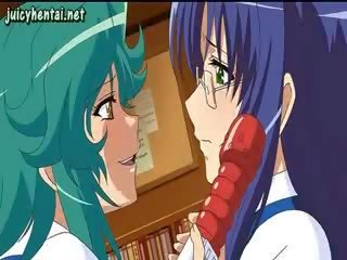 Anime lésbicas apreciando um vermelho dildo