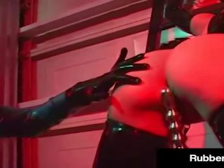 Berpayu dara besar susu getah dominatrix / perempuan yang mendominasi rubberdoll binds & keseronokan beliau hamba anak perempuan k-la!