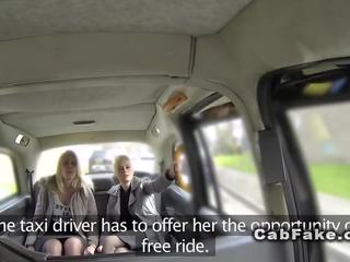 Blond lesbiennes léchage en faux taxi