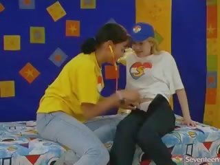 Dua lesbian remaja bermain profesor