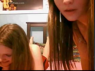 Twee mooi tiener tonen op webcam