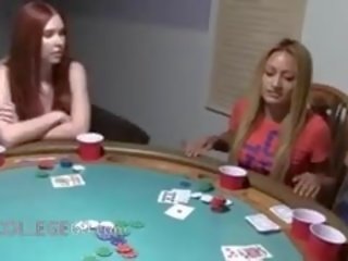 Νέος κορίτσια copulating επί πόκερ νύχτα