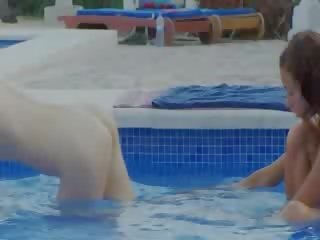 Mokro lezzies embracing s na swimmingpool