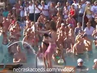 E mrekullueshme trup garë në pishinë festë key perëndim