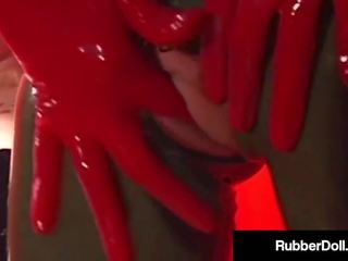 Femdom mủ cao su nữ hoàng rubberdoll fucks cô gái tóc vàng nô lệ: xxx phim b1