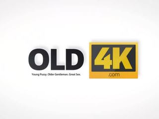 Old4k. قديم رجل غير جدا نوع و caring هكذا لماذا ابنة يعطي له كس