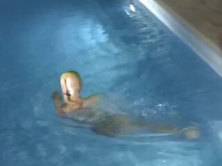 Due bagnato encased luccicante collant lascivo lesbiche giocare in piscina - nylon maschera