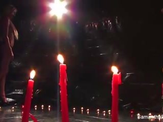 Samantha shenjt dhe victoria e bardhë në një candle lit dhomë