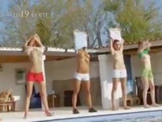 Шість голий дівчинки по в басейн від france