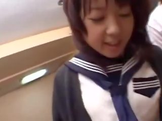 女の子 urinate 上の a 女子生徒