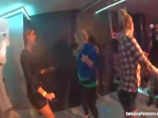 Salope filles danse erotically en une club