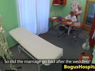 Bigtit रोगी fingerfucking नर्सों पुसी