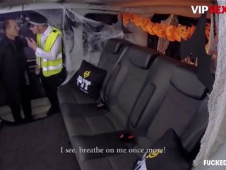 Fuckedintraffic - 万圣节 茉莉 宰 巨乳 英国的 警察 女人 性交 他妈的 在 该 汽车 - vipsexvault