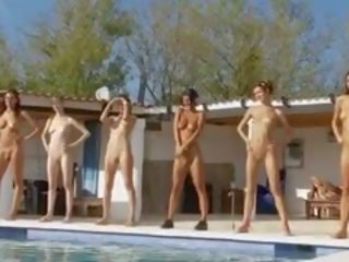 Six naken schoolmates av den basseng fra russland
