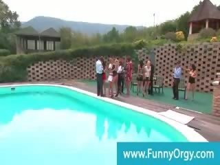 Tipsy posh păpuși sete manhood la piscina petrecere