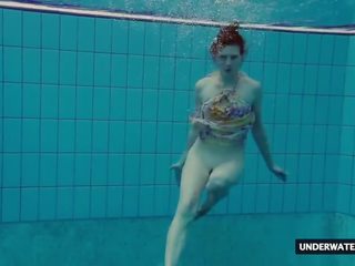 Elita duży titted nastolatka lera pływanie w the basen
