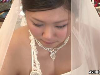Captivating vajzë në një dasëm fustan