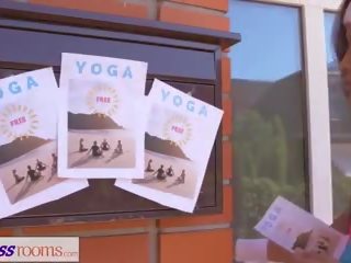 Fitness rooms x rated video yoga for big süýji emjekler aziýaly lezbiýanka: xxx video af